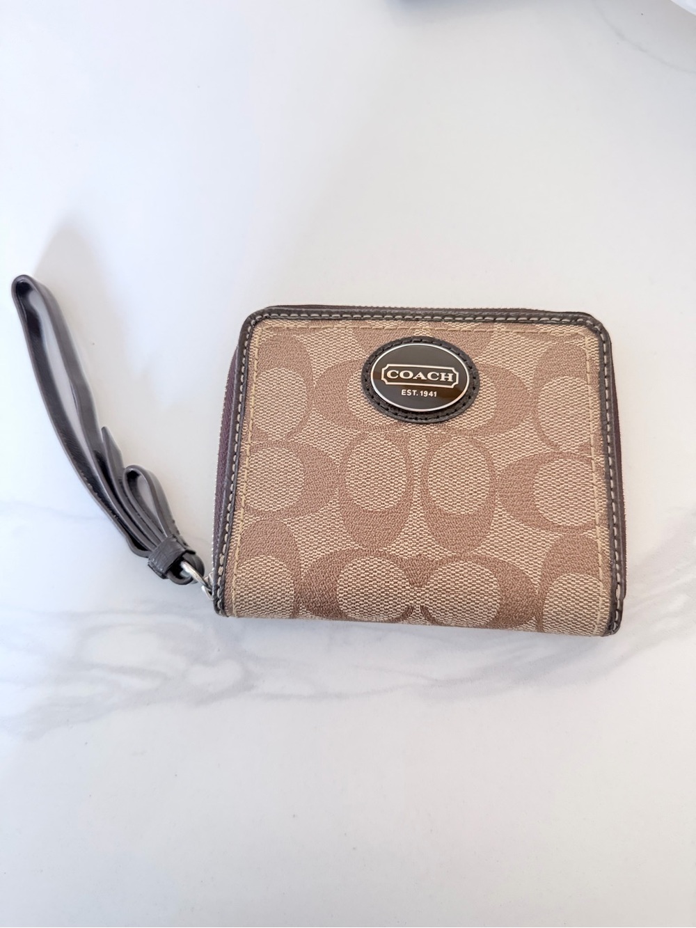 Coach signature peyton zip wallet